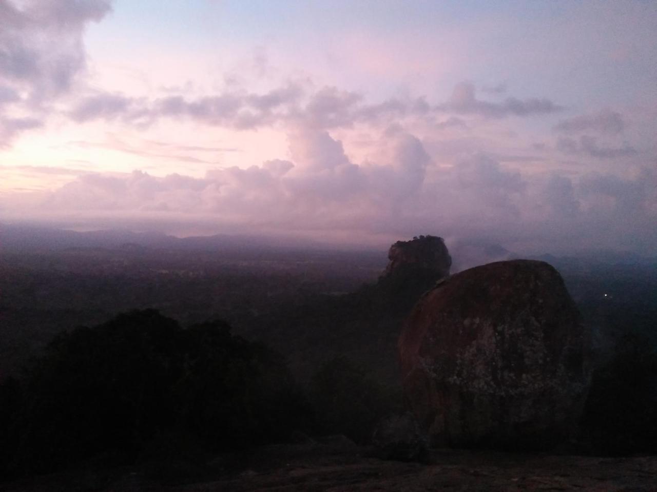 One More Night Hostel Sigiriya Exterior foto