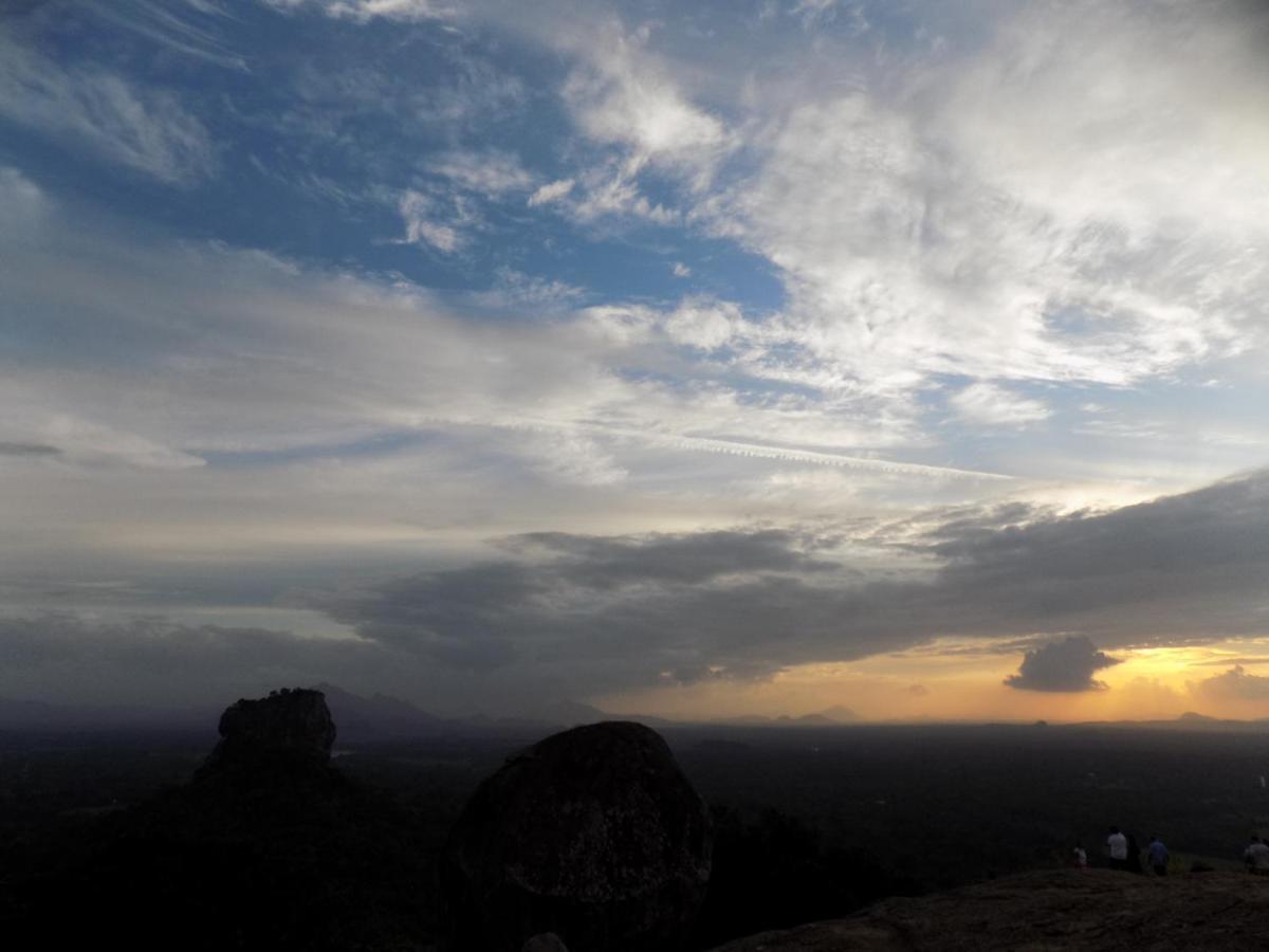 One More Night Hostel Sigiriya Exterior foto